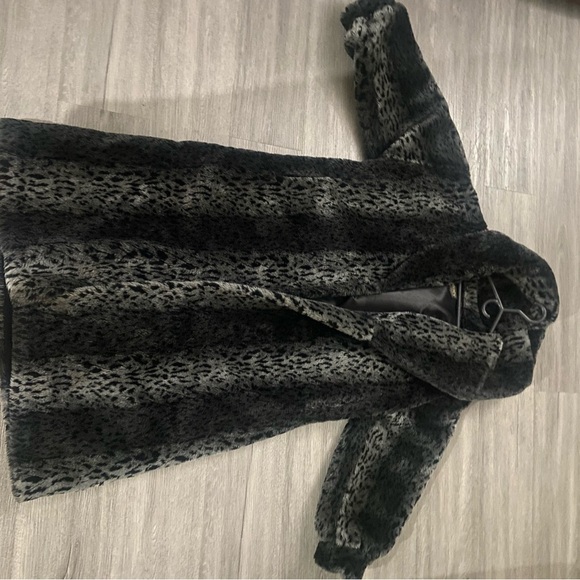 Luxury Faux Fur Coat needs to be dry cleaned. - Picture 2 of 2